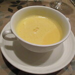 Kyatoru Fontenu - お肉のセットのスープは人参スープ
