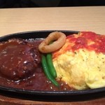 ステーキ＆ハンバーグ TOBU - オムライスとハンバーグセット980円。