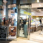 DEAN & DELUCA MARKET STORES - 店舗入り口付近