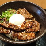 マルハのカルビ丼 - 牛カルビ丼+温泉卵