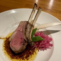 シャンパン食堂 - 仔羊背肉のロティ　ハーブとジュのソース
