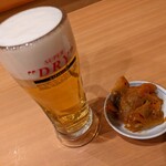 Gyouza Ichiba - 生ビール２２０円。お通しザーサイ２２０円。