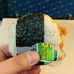 セブンイレブン キヨスク - ずっしり旨辛鶏唐揚げおむすび(税抜)180円 ※開封後①　(2022.06.21)