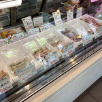 ハウスメッツガー・ハタ - お肉、ソーセージコーナー