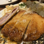 ビストロ バー ア ヴァン コダマ - コルドンブルー 2090円
            豚ロース、生ハム、グリュイエールチーズ