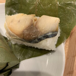 三輪山本 お食事処 - 柿の葉寿司　鯖