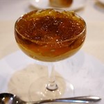 生雲丹と人参のムース　コンソメゼリーよせ