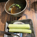 焼鳥丸万 - つきだしの鶏スープと胡瓜の粗塩