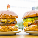 Yasuda Burger - 2017/9/23。左：ベーコンチーズバーガー＋パティ１枚追加、右：アボカドチーズバーガー。