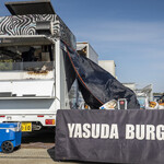 Yasuda Burger - 2019/12/15。大磯市での出店風景、我々はYBテーブルで頂きました (^^)。