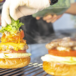 Yasuda Burger - 2018/11/23。左：調理中のサルサチーズバーガー。