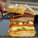 Yasuda Burger - 2019/9/23。調理中のスペシャルバーガー（全部入り）＋パティ１枚追加。