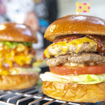 Yasuda Burger - 2018/11/23。右：ベーコンチーズバーガー＋パティ１枚追加。