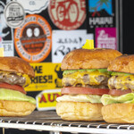 Yasuda Burger - 2019/12/15。右２つ：アボカドチーズバーガー。
