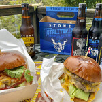 Yasuda Burger - 2018/10/27。鵠沼のへいわ酒店出店時にSTONE と共に買ってきました。YBの安田氏も私も STONE の熱狂的ファンなのです。（この日の STONE はへいわ酒店で求めました）。