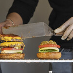 Yasuda Burger - 2018/12/29。左：ベーコンチーズバーガー＋パティ１枚追加。