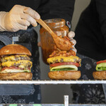 Yasuda Burger - 2018/12/29。左：ベーコンチーズバーガー＋パティ１枚追加、中央：サルサチーズバーガー。