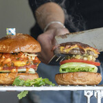 Yasuda Burger - 2018/12/29。左：サルサチーズバーガー、右：ベーコンチーズバーガー。