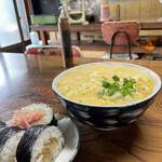 かね良 - 卵とじうどん400円と巻き寿司1/2本180円