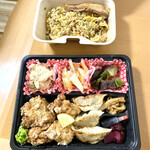 とも山 - とも山DX弁当(1,000円)。ライスをチャーハンに変更(＋300円)。