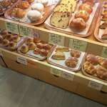 ベーカリーハウス アンディ - 店内のパン