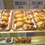 ベーカリーハウス アンディ - 店内のパン