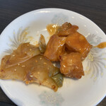 満州園 - サラダバーにはちょっとした副菜も有り◎この日はザーサイと揚げ出し豆腐の甘酢あんかけ