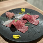 Nikutonihonshu Iburi - 牛サーロイン肉寿司