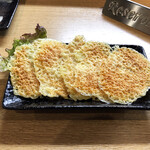 和バル 七六 - チーズせんべい440円。香ばしさと酸味がお酒の美味しさをひきたててくれます