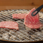 焼肉 MIYABI - 肉を焼くシーン