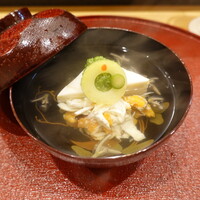 日本料理 直 - 水無月豆腐を型取ったヤングコーン、渡蟹葛よせ、ズッキーニ、オクラのたたき、じゅんさい