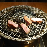 YAKINIKU BON'S - 高級なので小さく切って食べます(22-07)