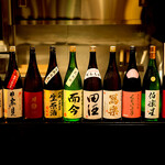 Gyuuhorumon To Sengyoushi Tomiya - 日本で、脈々とその技術が受け継がれてきた日本酒やジャパニーズウイスキーをご提供。而今や田酒などの希少な”おさけ”や、白州、山崎といったこだわりのウイスキーをぜひごゆっくり味わってください。