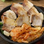 韓国料理居酒屋 韓兵衛 - お肉を裏返す