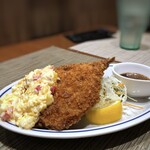 kawara CAFE&DINING - ＊大きめのアジフライが2枚、メニュー通り刻んだお野菜たっぷり。ソースも添えられています。