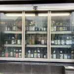 Sawaraya - 店頭から見える冷蔵庫。酒屋の陳列棚の様です