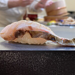 兄弟寿し - 佐渡産の鰆藁炙り(藁も佐渡産)