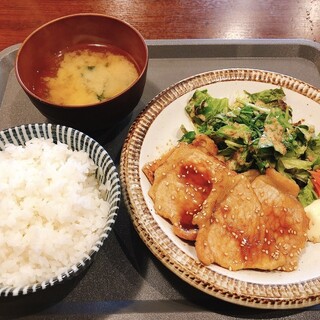 一定要尝尝我们的每日特价午餐，包括无限量的米饭、味噌汤和 4 种御坂菜！