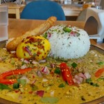 Curry&Spice HANAKO - グリーンカレー 1200円、スパイシー半熟ゆで玉子 150円、揚げバナナ 100円、ライスちょい足し(50g) 無料、ルー大盛り 200円