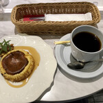 カフェ・ラ・ミル - バスクチーズケーキとクラシックコーヒー