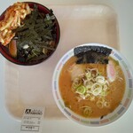 Supasenta Amano Fudokona - （左）冷やしかき揚げそば：３５０円+味噌ラーメン：３５０円（各税込）【２０２２年６月撮影】