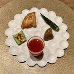 六雁 - 胡瓜と赤もろみ、赤ピーマンのジュース、加茂茄子フライ、岡山麩、オクラの炭火焼