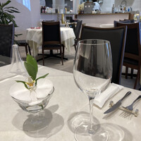 リストランテ ラ ソリア - テーブルフラワー。なんてお店の雰囲気にあった白色なんでしょう！生花だとどんなに少なくてもテーブルは華やぎますね。