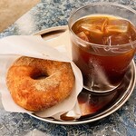 Donut and Meatball KEOkeo - シナモンドーナツ、アイスコーヒー