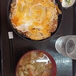 Taishushokudou Tsukayuu Tsukayuu Shokudou - カツ丼大盛850円。油麩入りの味噌汁と漬け物つき。