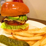 シェイクツリー バーガー＆バー - アボカドチーズバーガー限定版クリームチーズとオリーブオイルのお洒落バーガー