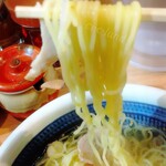 俺流 塩らーめん 新宿東南口店 - 縮れ細麺
