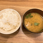 とんかつ小田保 - ご飯と味噌汁