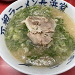 元祖長浜屋 - この特徴的なスープとチャーシュー。シンプルですが美味しい