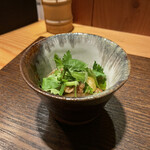 根津 焼鳥 照隅 - 脹脛の皮となめ子オクラニ杯酢パクチー